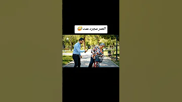 امرأة كبيرة تقود دراجة العمر مجرد عدد 
