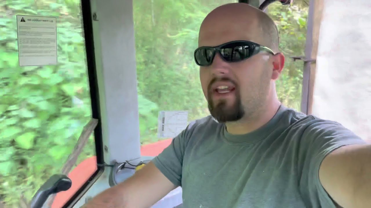 MF 573 mowing with a 9ft disc mower 🤞