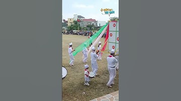 Em bé 3 tuổi ở Nghệ An gây sốt mạng khi đánh trống trong đoàn diễu hành