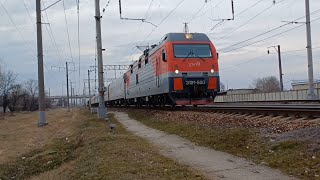 ЭП1М-500 с пассажирским поездом Москва-Кисловодск прибывает на ст.Мин-Воды и приветливая бригада.