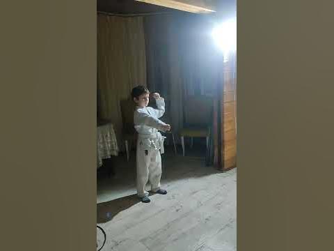 отрабатывает упражнения #сын #каратэ #занятияспортом #занятия_каратз ...
