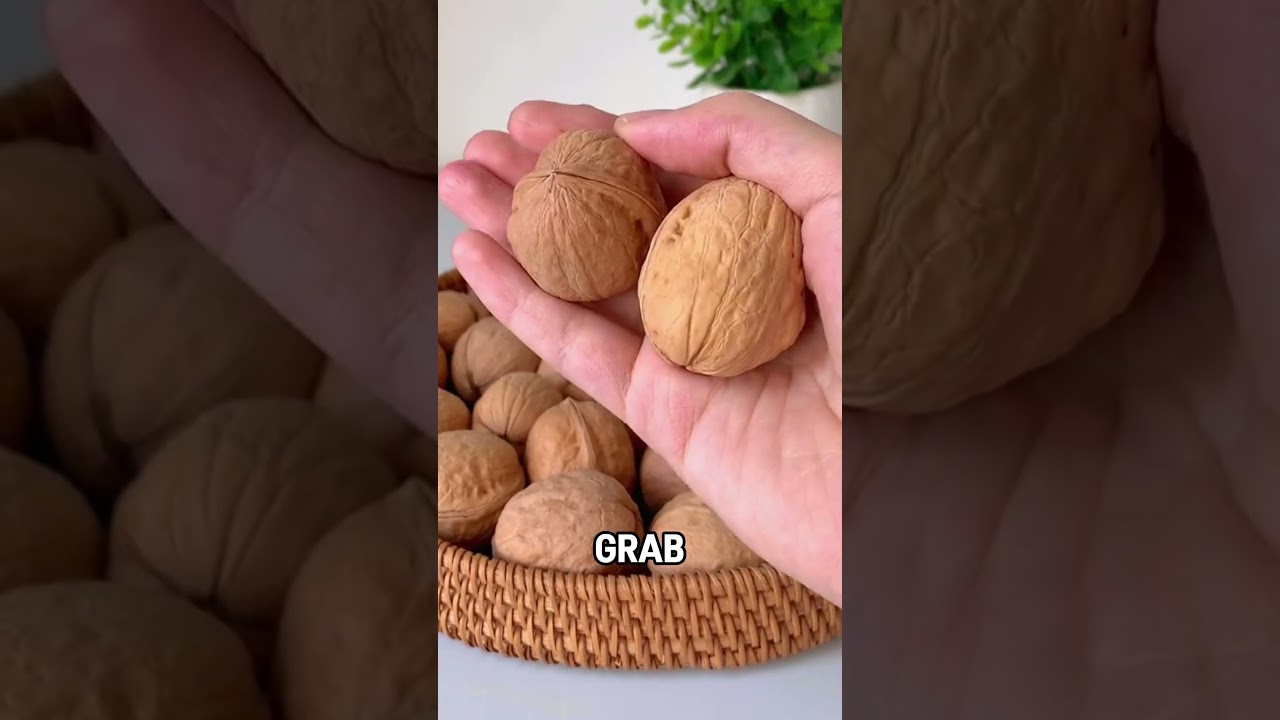 Самый умный способ колоть грецкие орехи