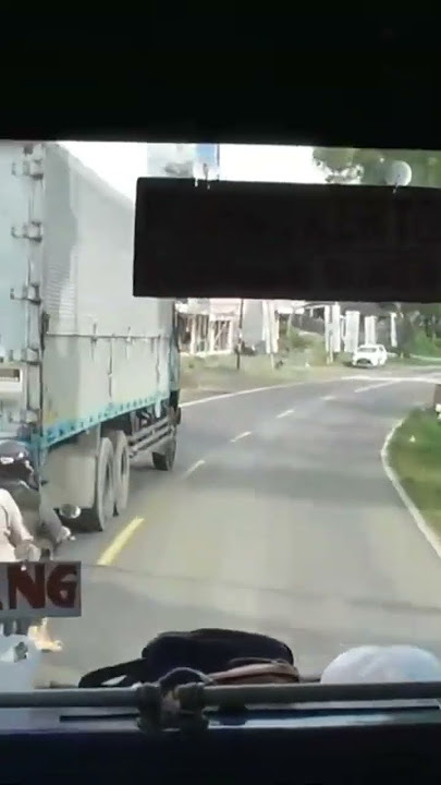 HAMPIR CRASH ‼️ AKSI BUS BLONG KANAN DI HADANG TRUK ‼️