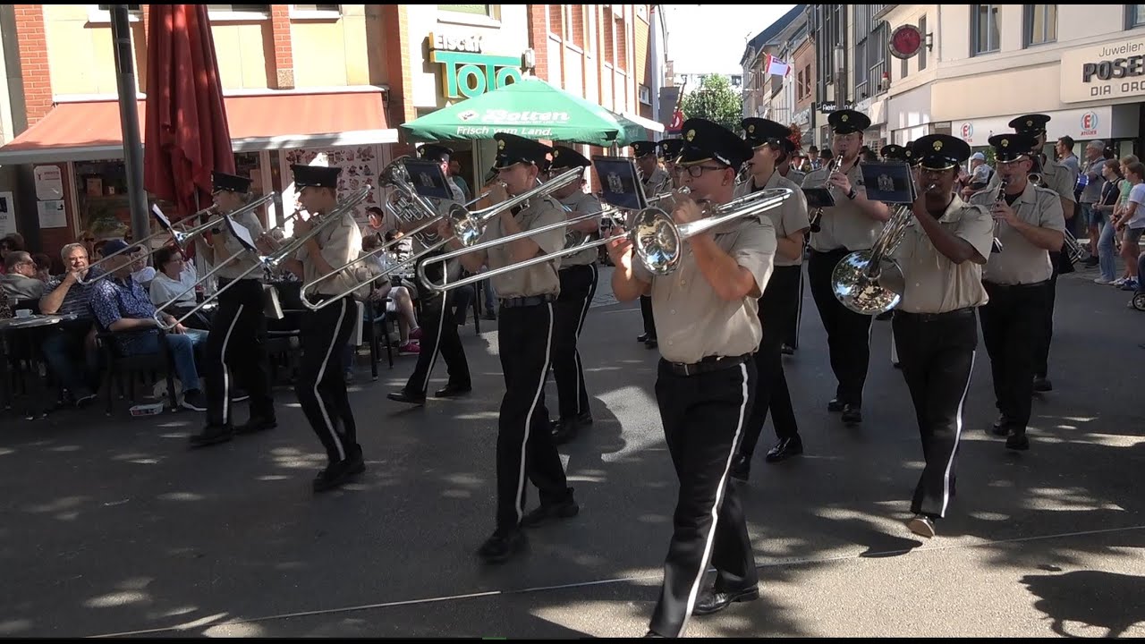  Sonntagsumzug auf der Kölner Straße. 2025 Schützenfest in Grevenbroich.