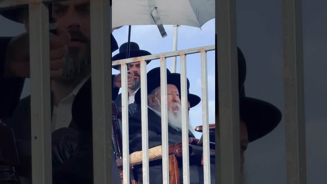 האדמו״ר מגור בעצרת תפילה מול כלא 10 נגד רדיפת הדת בארץ הקודש