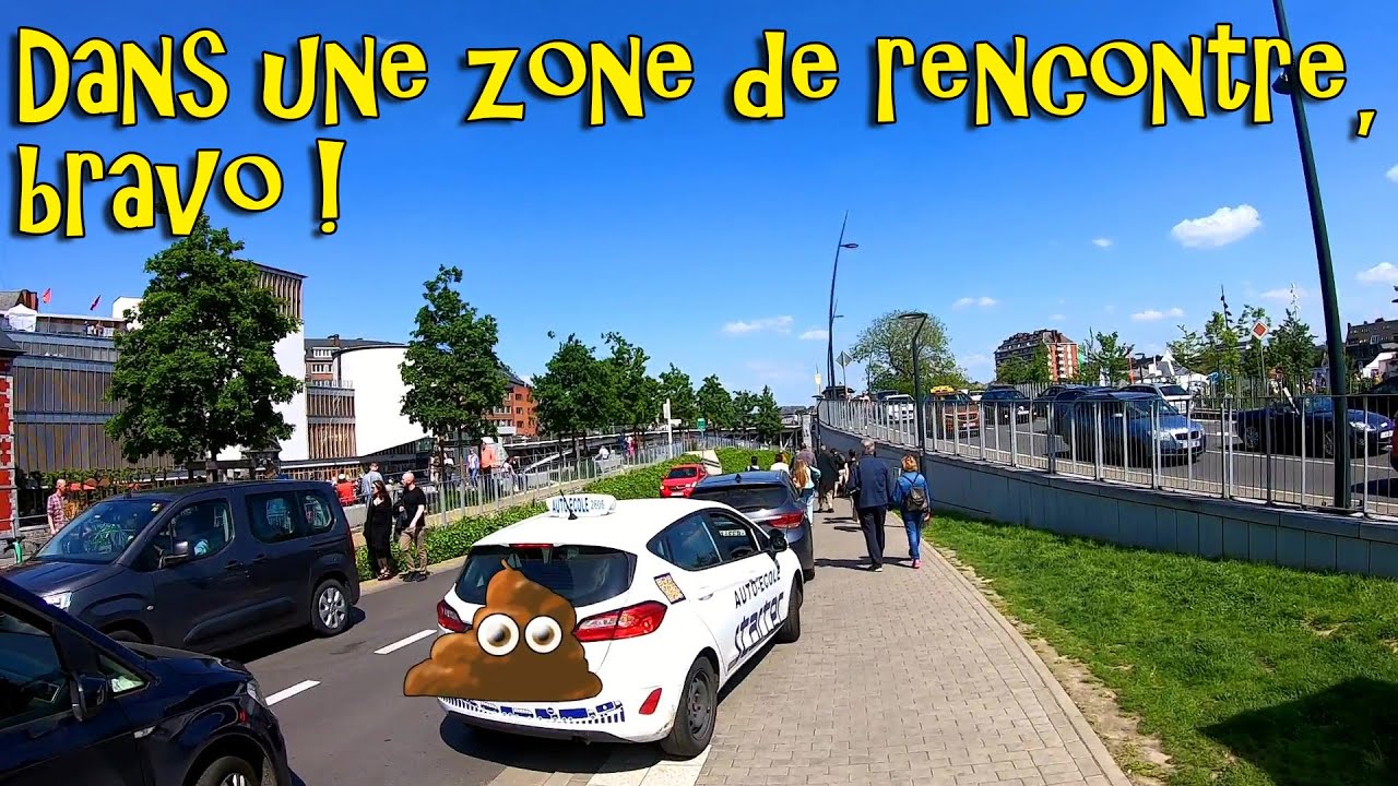 Ce cycliste tombe sur un auto-école qui 