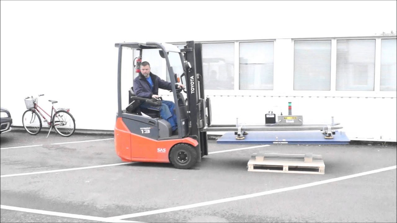 Sheet gripper mounted on forklift YouTube