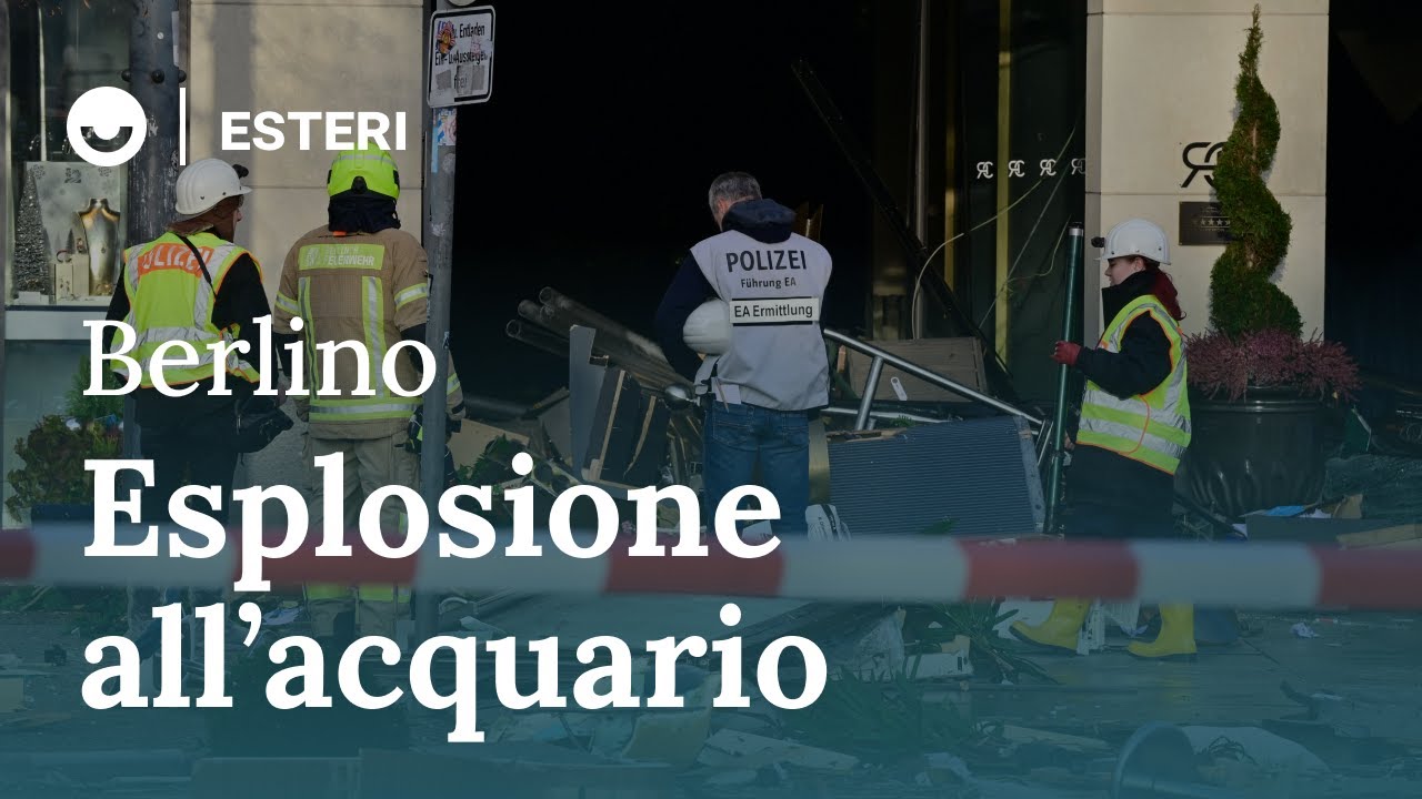 Berlino, esplode l'acquario cilindrico più grande del mondo - YouTube