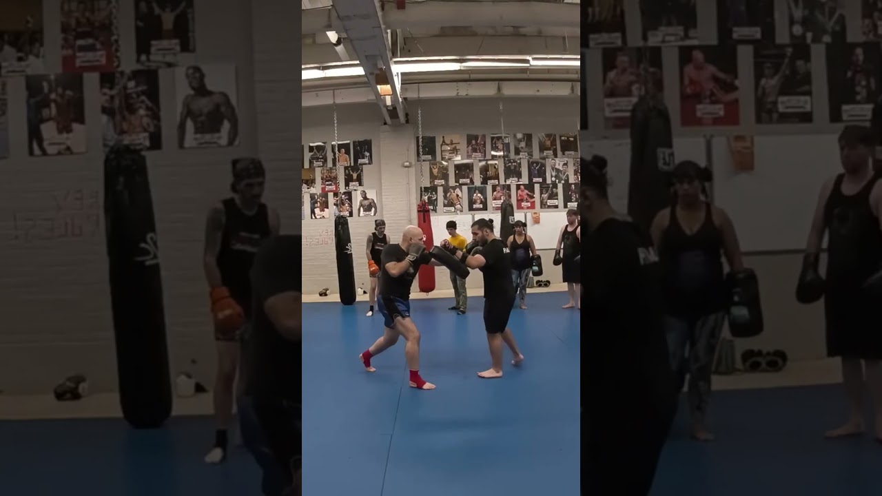 How to throw uppercuts from long guard in #MuayThai