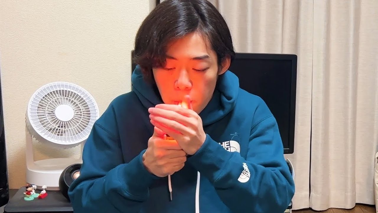 禁煙のリビングでタバコを吸いまくろう