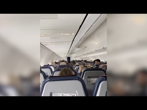 В самолёт ударила молния - паника на борту. Real video