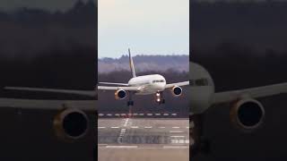 How Aircraft Land In Strong Crosswinds #Shorts