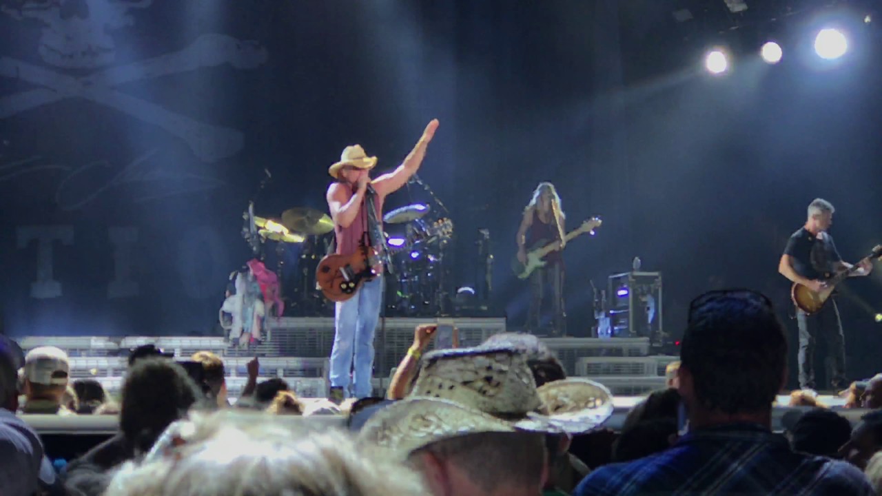 Kenny Chesney performs new single "Get Along" on ACMs