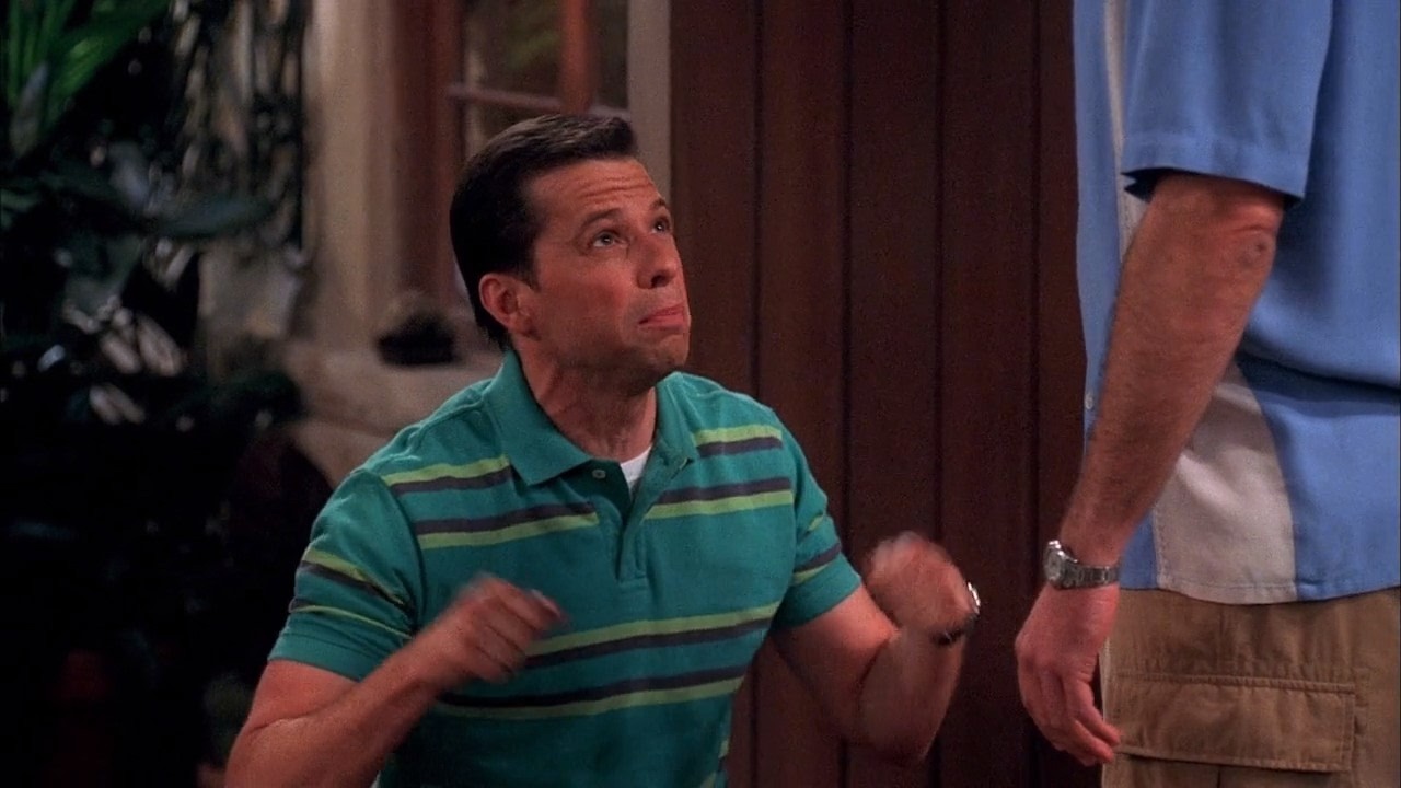 CHARLY CORRE A ALAM DE LA CASA - DOS HOMBRES Y MEDIO CAPITULOS COMPLETOS EN ESPAÑOL LATINO