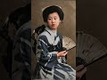 扇子を持って座る女性の戦前絵葉書をAI処理