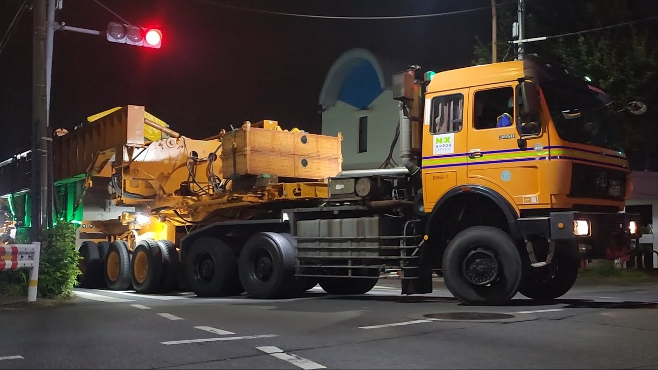 (警察官も驚き)特殊夜間輸送。NXエンジニアリング(日通)メルセデスベンツ3850牽引150型ガーター式トレーラ130t級変圧器輸送。旭が丘交番前交差点左折