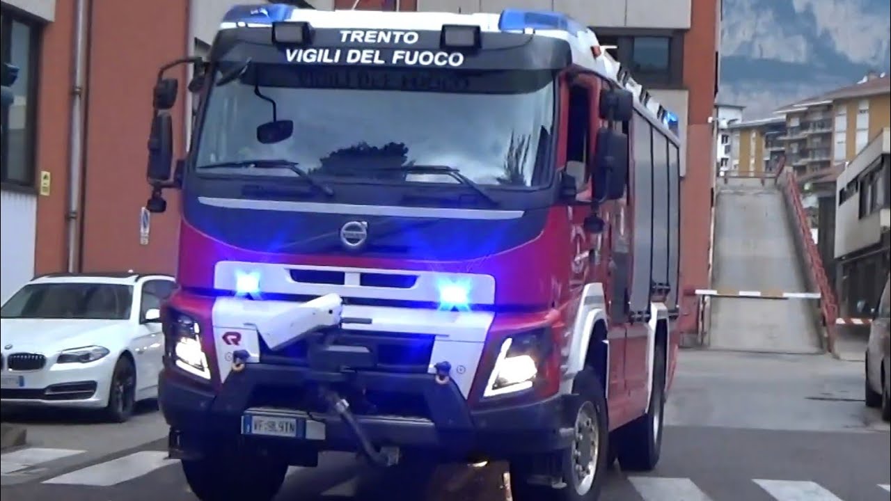Partenza APS Volvo + Carro aria Iveco Daily Vigili del fuoco Trento in sirena a Trento