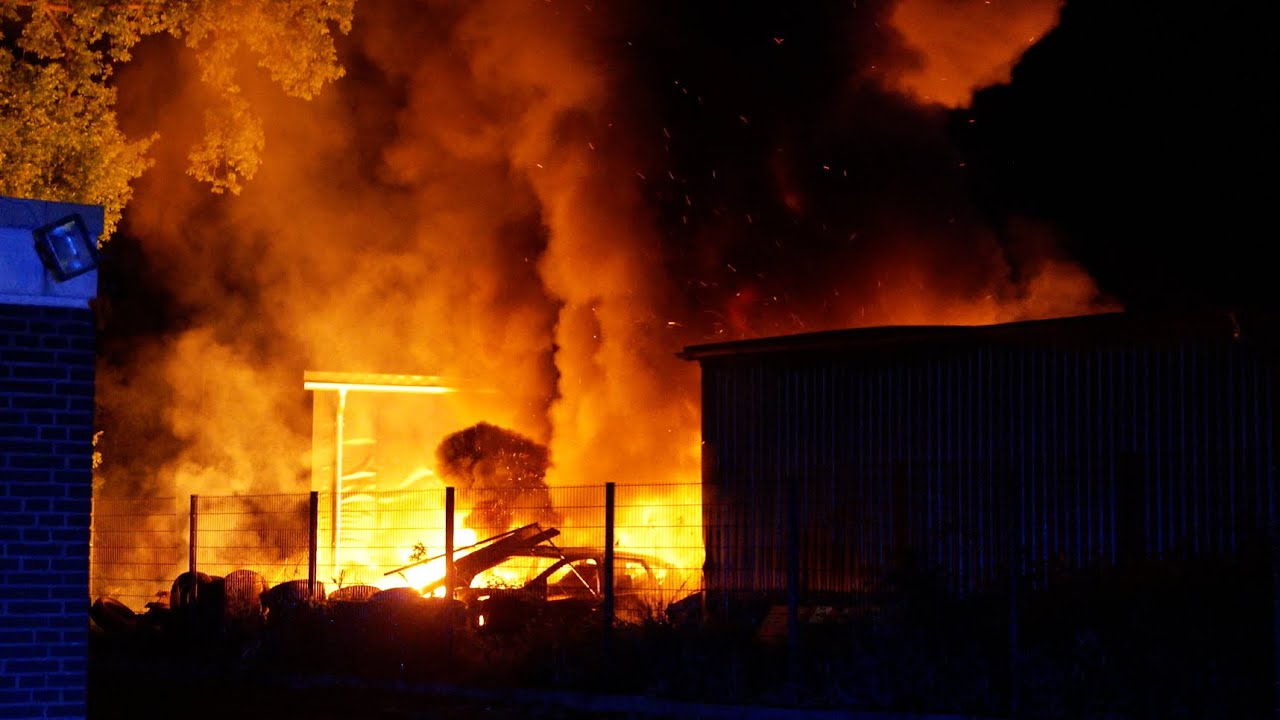[4 PKW BRENNEN AN GEBÄUDE] - Rheine Feuerwehr kann Übergreifen verhindern -hohe Flammen + Verpuffung