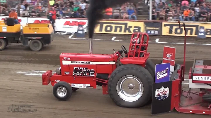Hot Farm Tractors pulling at the 2015 Scheid Diese...