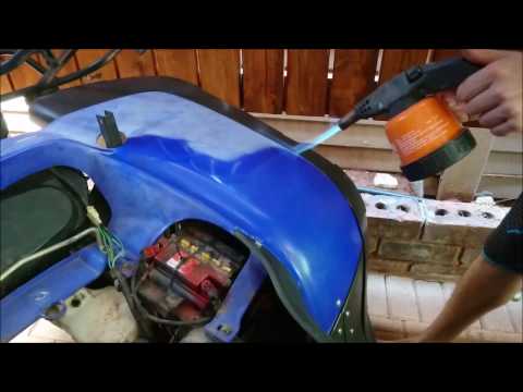 Come ripristinare la plastica dell'ATV scolorita o ossidata con un accendino a propano