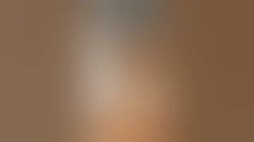 بنت تعرض مكوتها هذه الدنيا ما تشيل الهم 