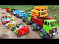 truk oleng panjang angkut penuh mobil polisi, mobil balap, truk molen, truk pemadam, buldozer