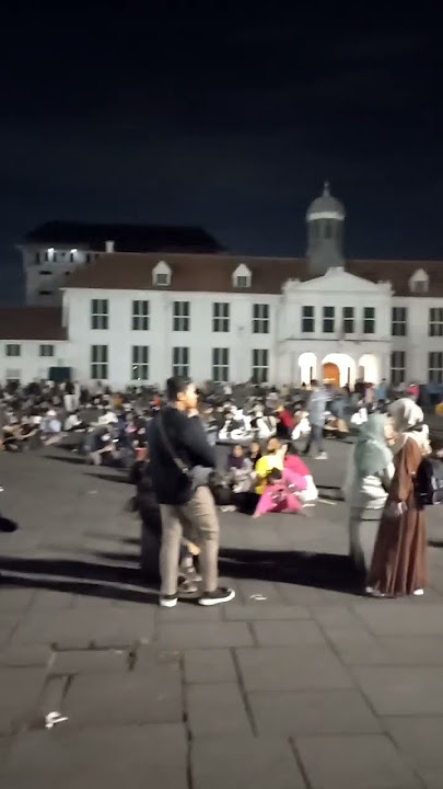 menikmati malam hari di museum kota tua jakarta