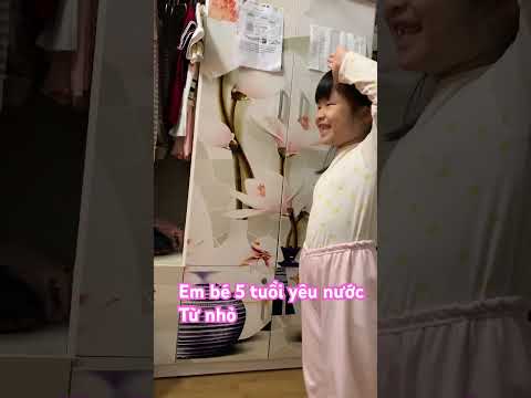 Em bé 5 tuổi yêu nước từ bé