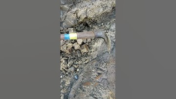 Opening Up Gold Bearing Quartz Vein on Surface Bedrock #goldmining #bedrock #quartzvein