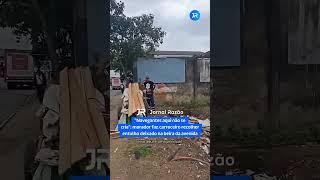 Morador de Navegantes (SC) faz homem recolher entulho deixado em avenida do bairro São Paulo