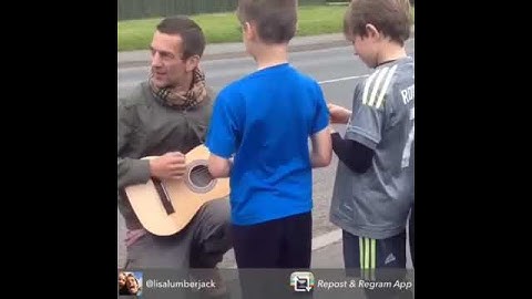 Richard Ashcroft canta Lucky Man a unos Niños.