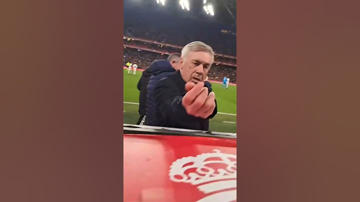 Ya es historia del fútbol: ¡Ancelotti le regala sus chicles a un aficionado!