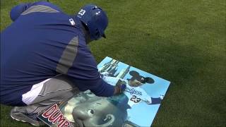 2013/10/19 Puig signs squirrel autograph