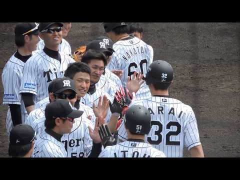 2015.4.28　鳴尾浜　ＴvsBs　中谷選手ＨＲ２本目　ハイタッチ