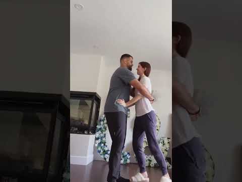 رقصة للعرسان في القاعة 