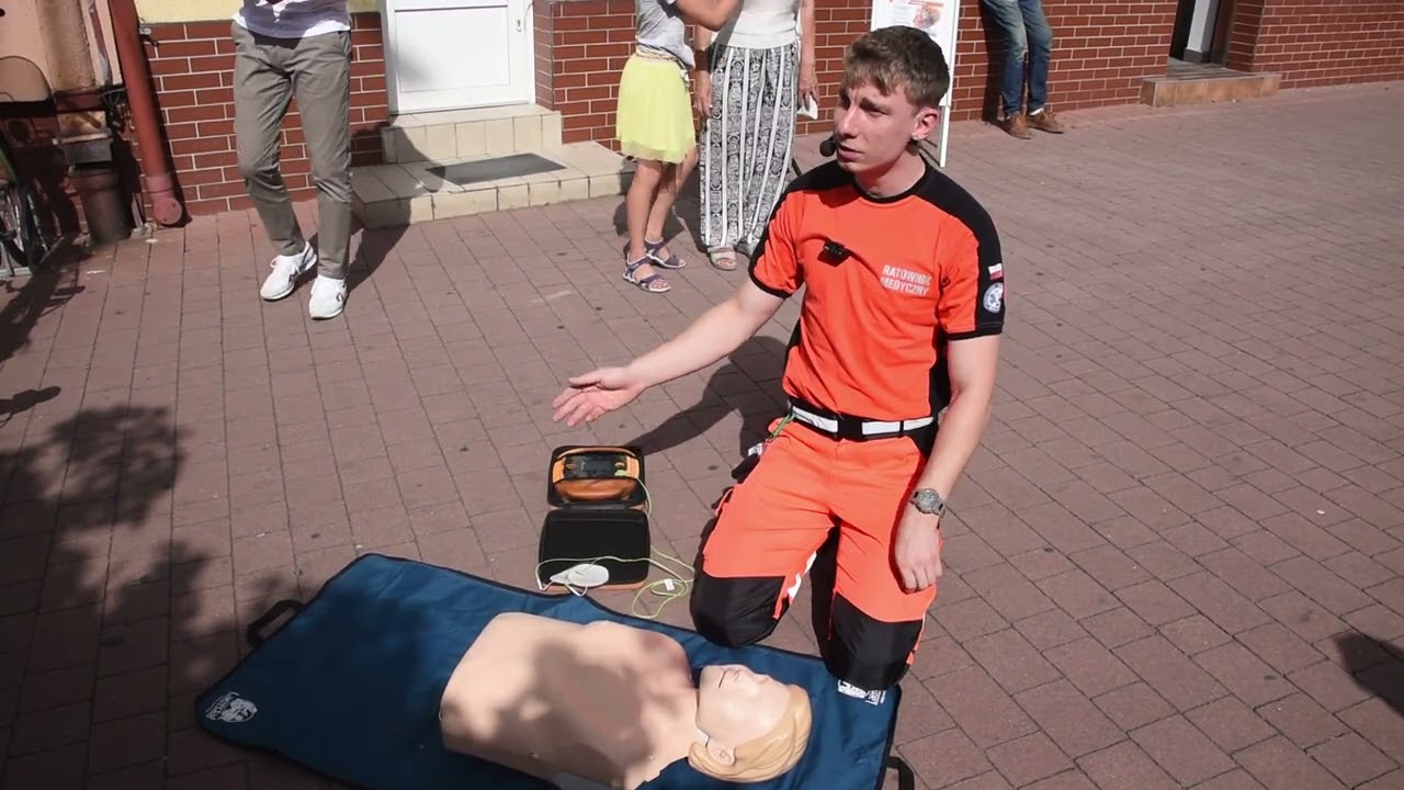 Jak korzystać z defibrylatora AED? Film instruktażowy –  Tygodnik Nadwiślański