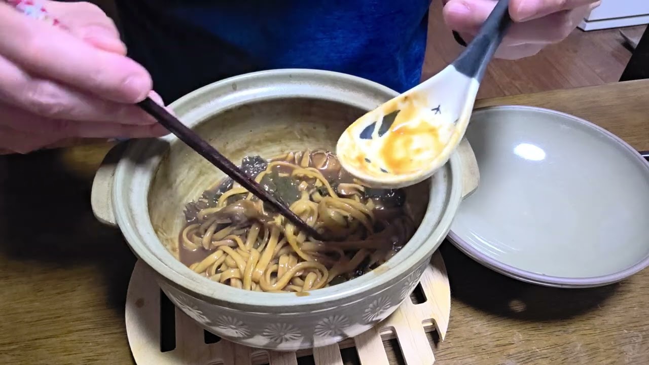 親の誕生日プレゼントでもらった、味噌煮込みうどんを、又作り堪能している所を、撮影してみました。