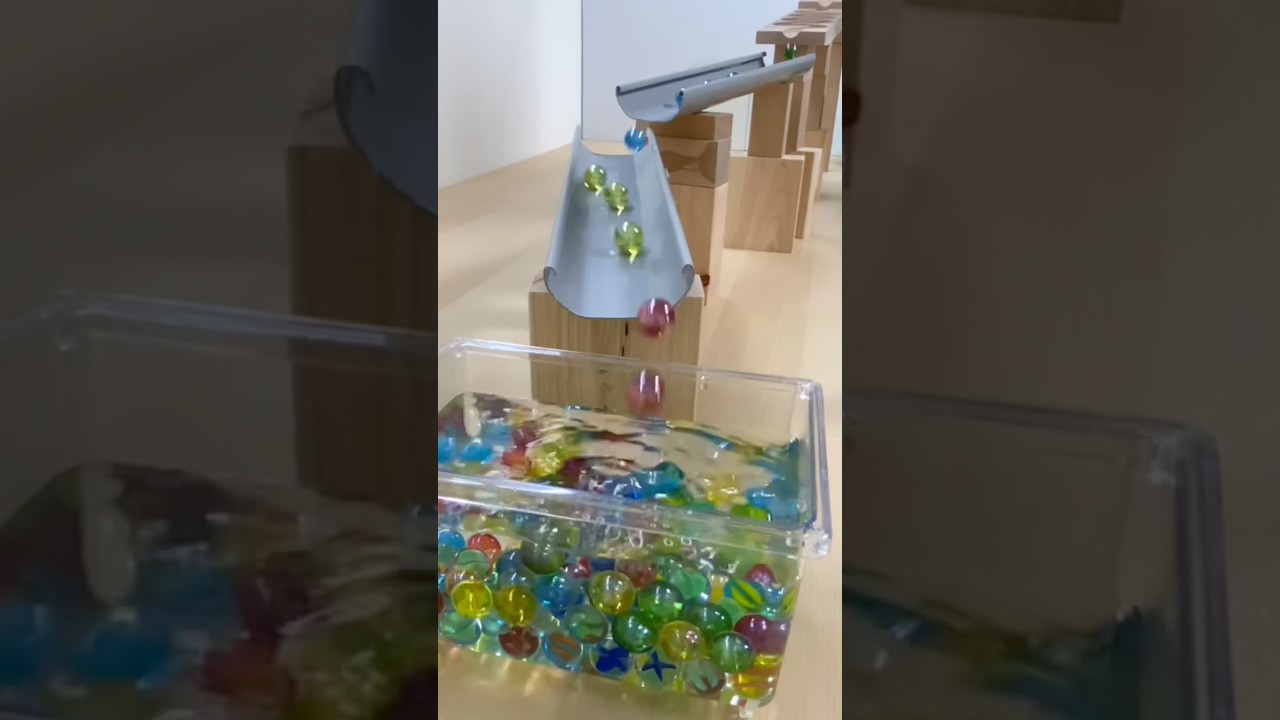 マーブルラン ASMR ☆ 雨どいの手作りスロープ、ビー玉が転がって水槽ケースへ!心地よい音に癒される #shorts #marble #asmr