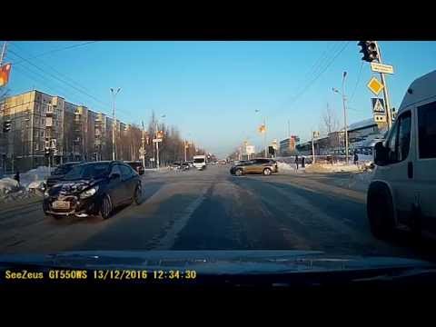 Опасный маневр перед пешеходным переходом