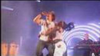 Basement Jaxx-Where&#39;s Your Head At (Live @ Glastonbury 2004)