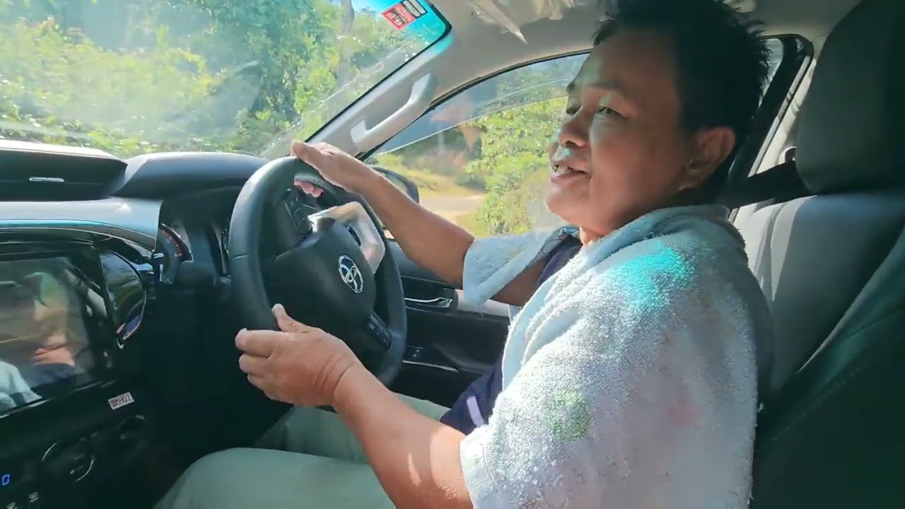 Bapa Tumatik Terharu Melihat Kereta Baru Toyota Hilux