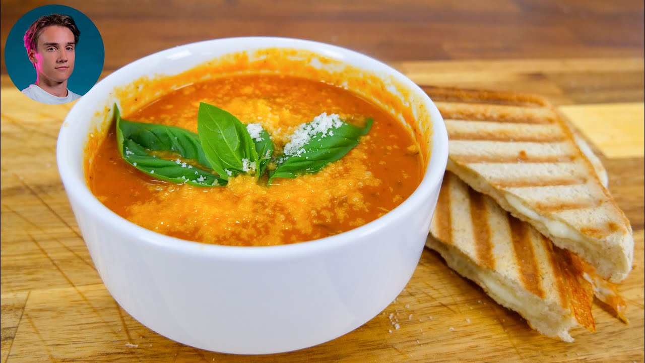 Paradajková polievka z pečených paradajok so syrovým toastom