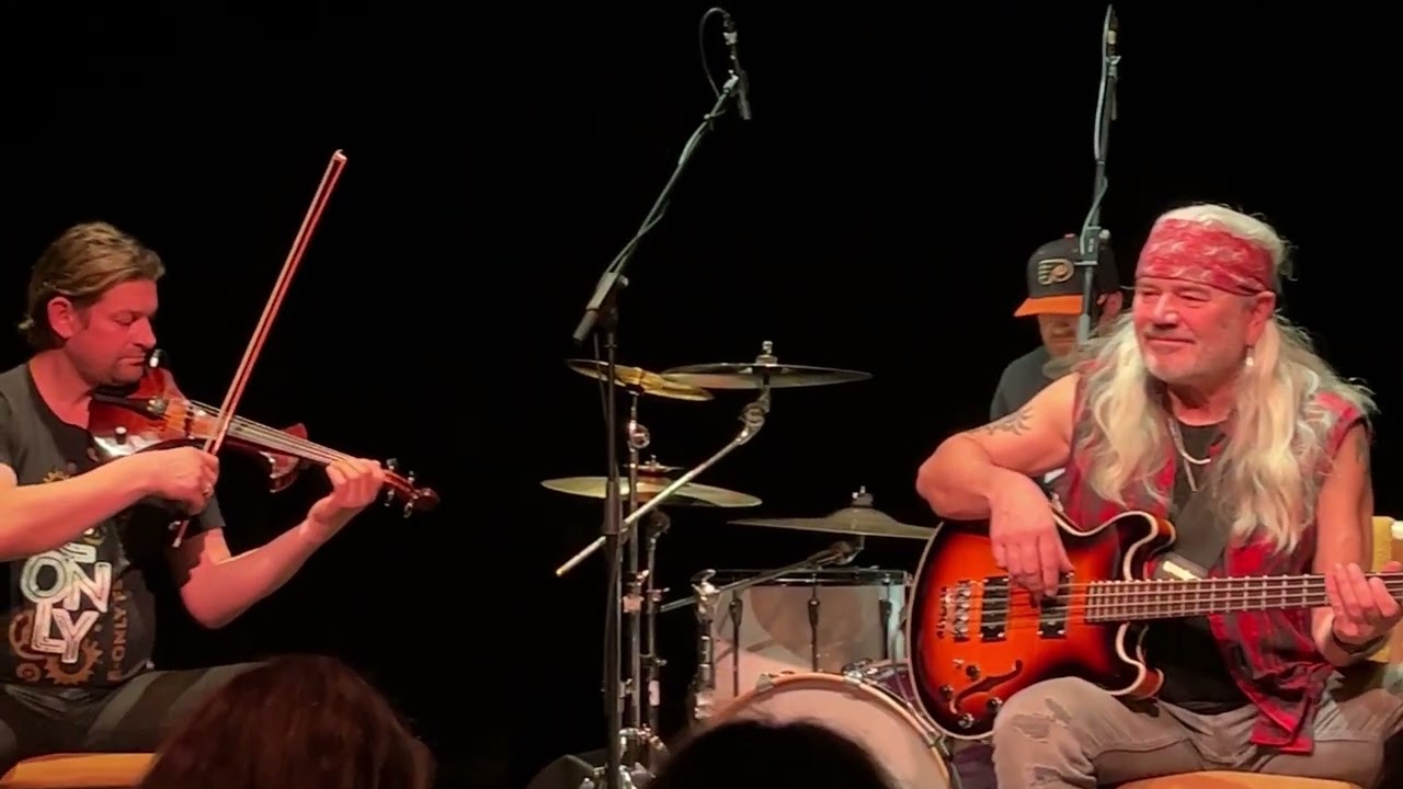 Driftwood Holly auf Dream Catcher Release- Tour in Hoppes Hoftheater