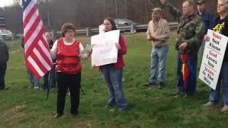 Datos Video: Protesters sing Christmas carols Noticias