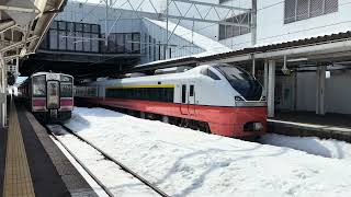 弘前駅を発車する特急つがる41号青森行き