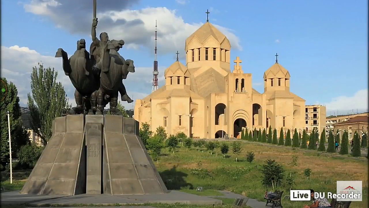 Ереван тбилиси купить. Церковь на Андраника Ереван. Ереван Тбилиси экскурсия. Ереван храм охраняемый львами. Памятники Андраника в Армении.