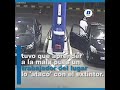 Joven fuma mientras carga gasolina y trabajador le da una lección