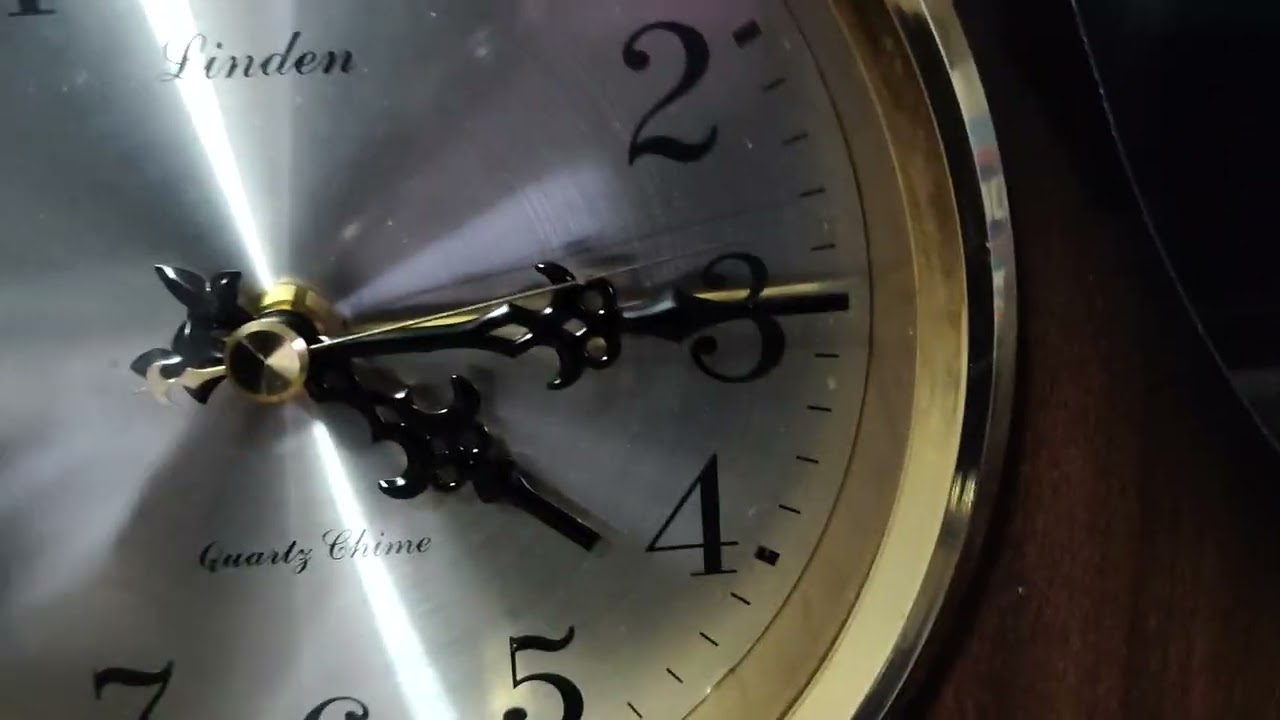 Quartz clock chimes 15 minutes past 4 