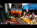 Thailandia treno di Maeklong che passa nel mercato