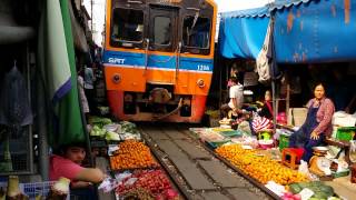 Thailandia treno di Maeklong che passa nel mercato screenshot 5